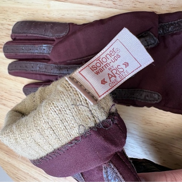 Isotoner Warm-Ups by Aris Women’s Maroon Vintage Lined Gloves - Picture 3 of 5